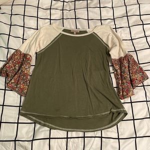 Women’s 3/4 flutter sleeve top size XS